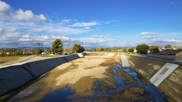 Illustration for article titled 6 Drought Pictures That Prove That Man Was Never Meant To Build A City In The Desert